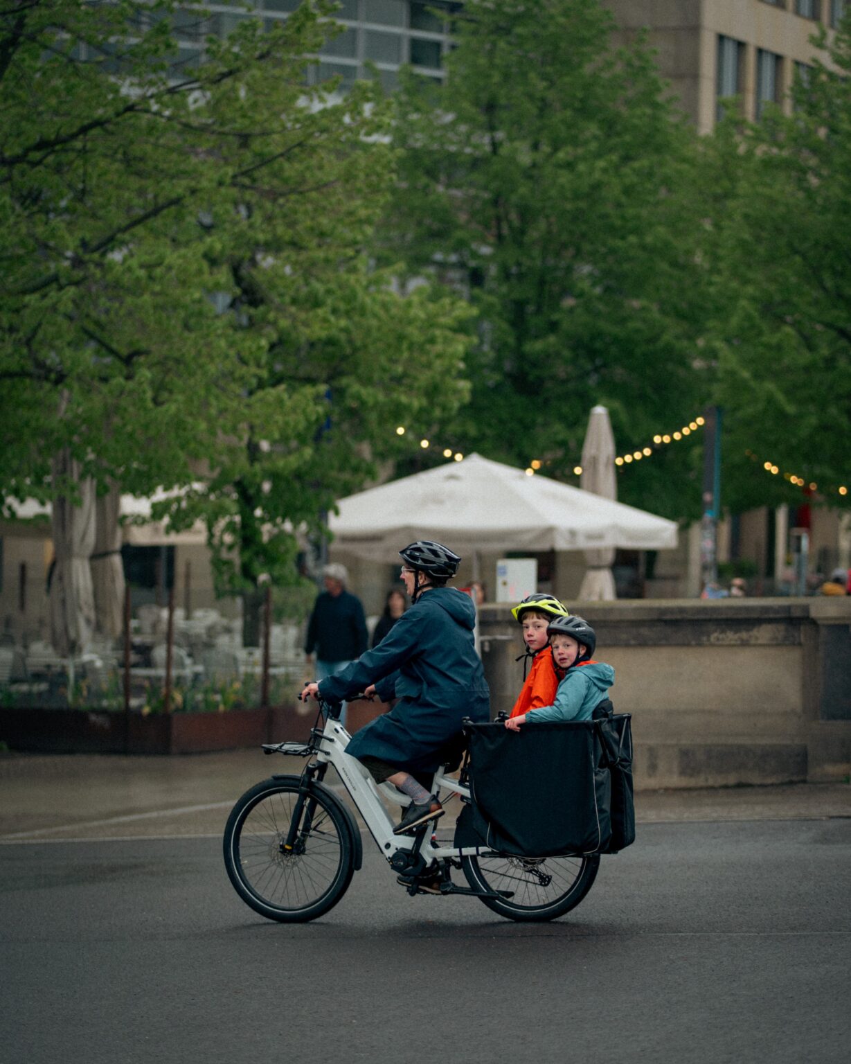 Lådcykel för trädgårdsinköp: så fraktar du jord, plantor och pallkragar utan bil